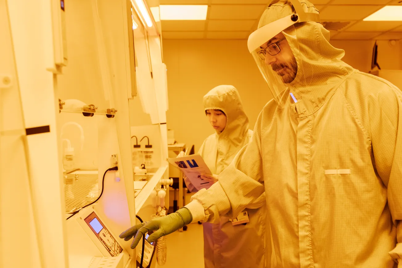 Quandela clean room. Photo by Cyril Marcilhacy of Agence Oblique.